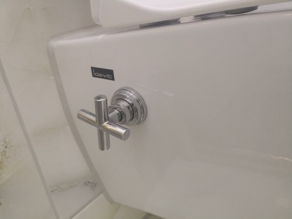 IDEVIT Alfa Spülrandloses Dusch Taharet WC mit Armatur
